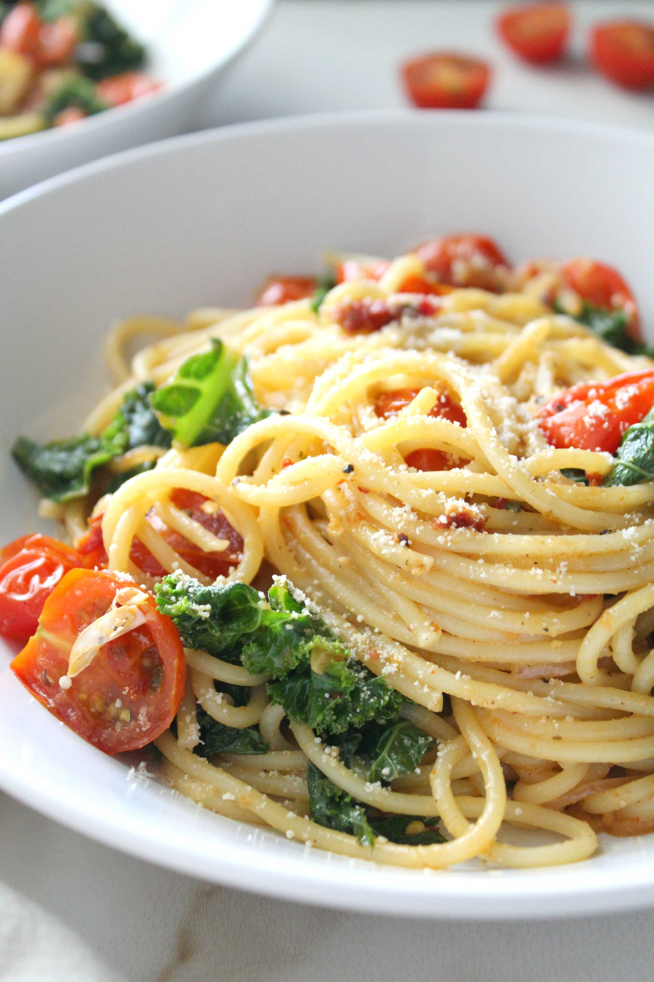 Keep dinner simple and delicious with this One Pot Kale, Tomato & Garlic Spaghetti. A simple vegan pasta dish that is packed full of veggies and bright flavors | ThisSavoryVegan.com #thissavoryvegan #veganpasta #plantbased