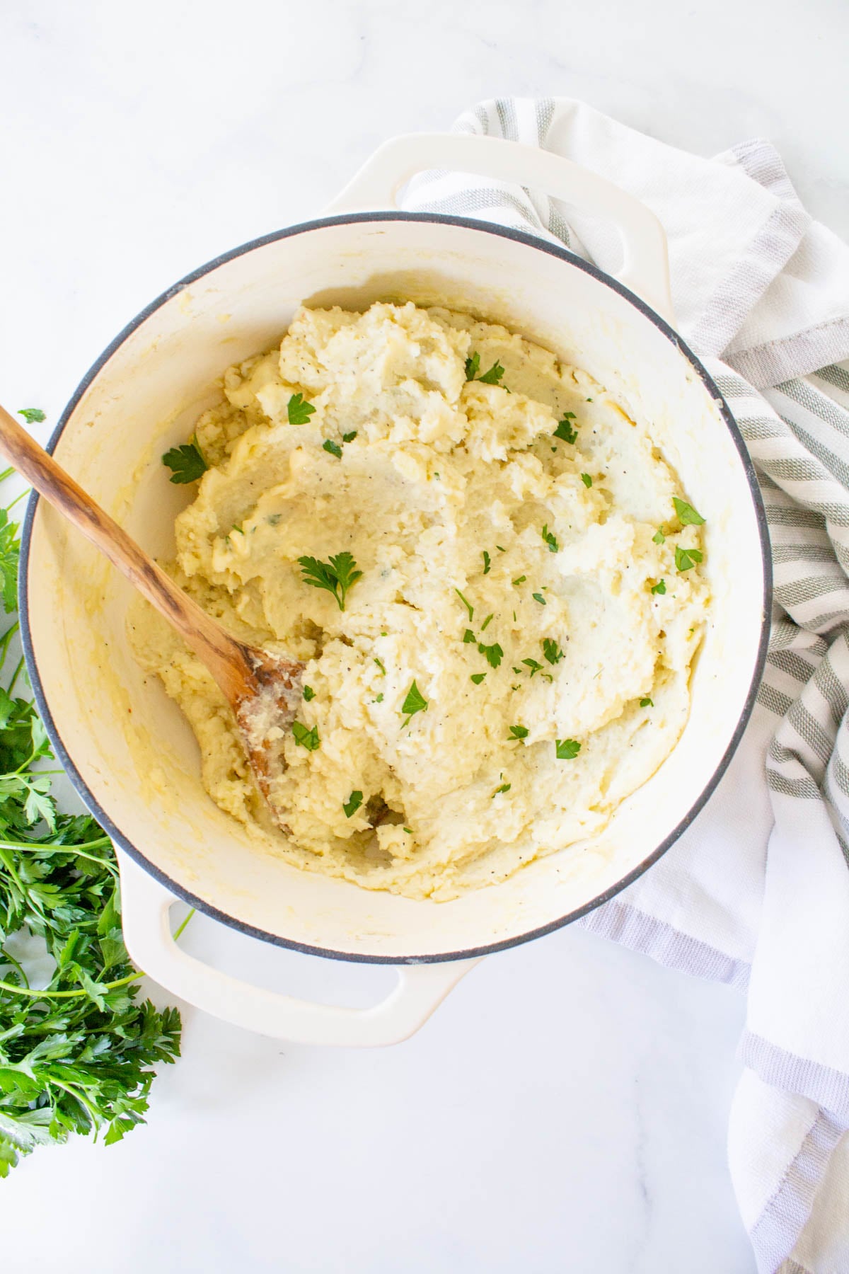 These Vegan Roasted Garlic Mashed Potatoes are a garlic lovers dream. Perfectly creamy and the best side dish for every savory dinner | ThisSavoryVegan.com #thissavoryvegan #mashedpotatoes #veganthanksgiving