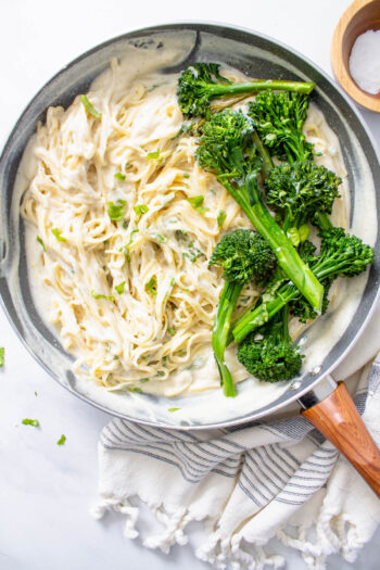 This Vegan Cauliflower Alfredo Pasta with Broccolini is a healthy take on traditional alfredo pasta that tastes creamy and decadent without the extra calories | ThisSavoryVegan.com #thissavoryvegan #vegan #veganalfredo #veganpasta