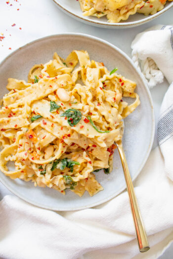 This Creamy Vegan White Bean Pasta requires just a few staple ingredients and is easy to adjust based on what you have on hand | ThisSavoryVegan.com #thissavoryvegan #veganpasta #simplevegandinner