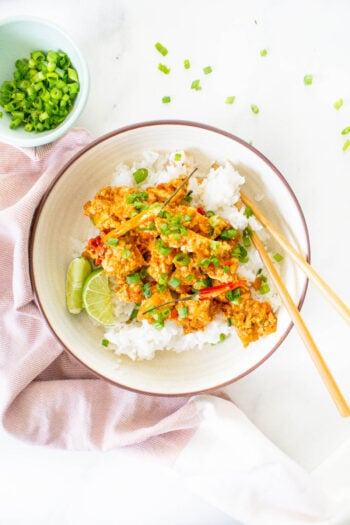 These Spicy Peanut Tofu Bowls are simple, quick and totally delicious! Ready in 30 minutes - perfect for meal prepping or a quick vegan dinner | ThisSavoryVegan.com #thissavoryvegan #thai #peanuttofu