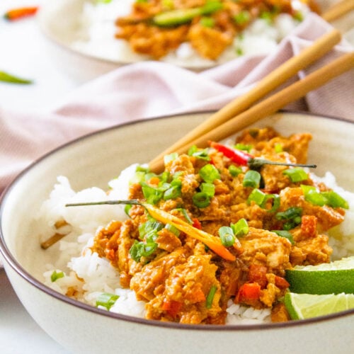 These Spicy Peanut Tofu Bowls are simple, quick and totally delicious! Ready in 30 minutes - perfect for meal prepping or a quick vegan dinner | ThisSavoryVegan.com #thissavoryvegan #thai #peanuttofu