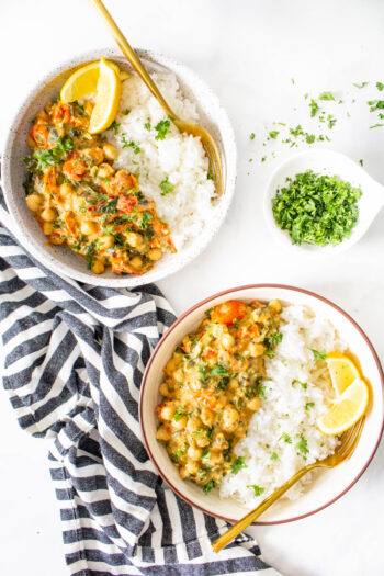 These Mediterranean Braised Chickpea Rice Bowls are loaded with cherry tomatoes, sun-dried tomatoes, spinach & a creamy hummus sauce that is super tasty. Simple and delish | ThisSavoryVegan.com #thissavoryvegan #veganbowl #chickpeas