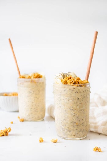These Peanut Butter Banana Overnight Oats are the perfect make ahead vegan breakfast - serve hot or cold with extra banana slices and granola | ThisSavoryVegan.com #thissavoryvegan #overnightoats #veganbreakfast