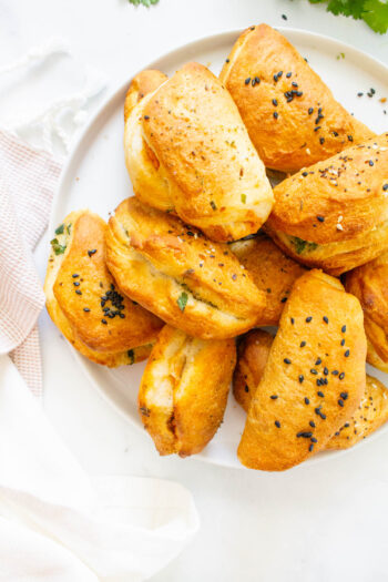 These Vegan Air Fryer Biscuit Bites 3 Ways are the perfect vegan appetizer - recipe includes buffalo chicken, spinach artichoke and jalapeño popper | ThisSavoryVegan.com #thissavoryvegan #airfryer #veganappetizer