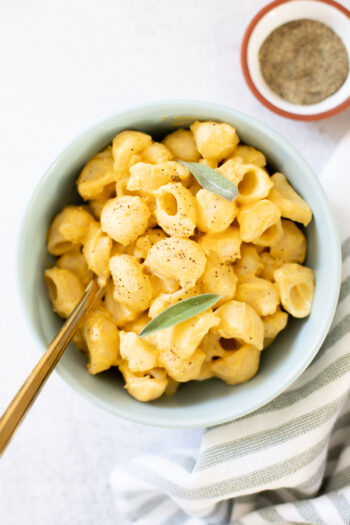 This Vegan Pumpkin Mac and Cheese is creamy and decadent - made with a pumpkin cauliflower sauce that is healthy & delicious. Nut-free. Potato-free. Carrot-free | ThisSavoryVegan.com #thissavoryvegan #veganmacandcheese #pumpkinmacandcheese