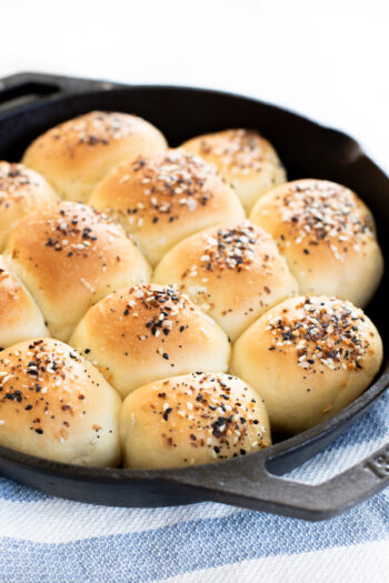 An everything bagel topping is what makes these the Best Vegan Dinner Rolls! Super easy to make and a totally delicious dinner side | ThisSavoryVegan.com #thissavoryvegan #vegandinnerrolls #everythingbutthebagel