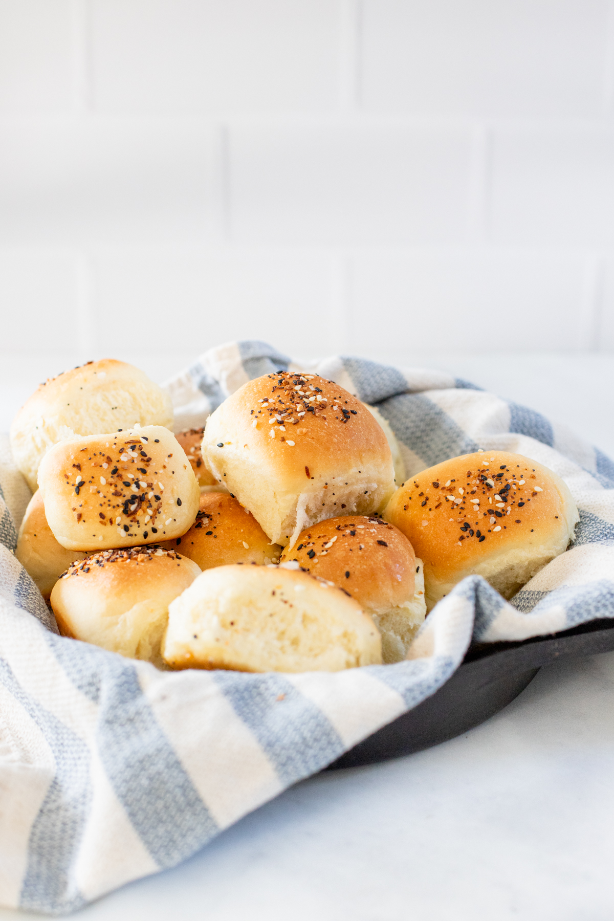 An everything bagel topping is what makes these the Best Vegan Dinner Rolls! Super easy to make and a totally delicious dinner side | ThisSavoryVegan.com #thissavoryvegan #vegandinnerrolls #everythingbutthebagel