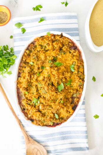 This Vegan Thanksgiving Leftover Casserole takes all of your thanksgiving leftovers and puts them into one compact and delicious dish. Serve with vegan gravy | ThisSavoryVegan.com #thissavoryvegan #veganthanksgiving #thanksgivingleftovers