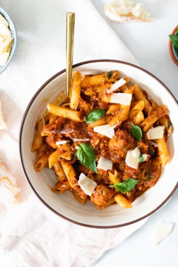 Garlic lovers unite - this Garlic Lovers Vegan Pasta is everything you could ever want. 15 cloves of garlic and vegan sausage make this pasta extra delicious | ThisSavoryVegan.com #thissavoryvegan #veganpasta #veganmeatballs