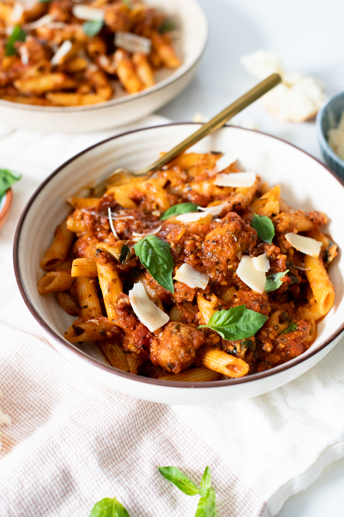 Garlic lovers unite - this Garlic Lovers Vegan Pasta is everything you could ever want. 15 cloves of garlic and vegan sausage make this pasta extra delicious | ThisSavoryVegan.com #thissavoryvegan #veganpasta #veganmeatballs