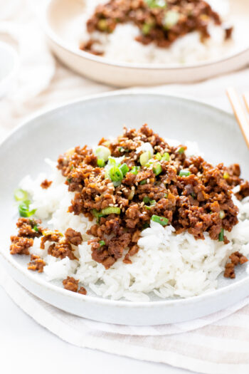 These Vegan Korean Beef & Rice Bowls are ready in 20 minutes and require just a handful of ingredients. A quick vegan dinner idea | ThisSavoryVegan.com #thissavoryvegan #veganbeefbowls #quickvegandinnerideas