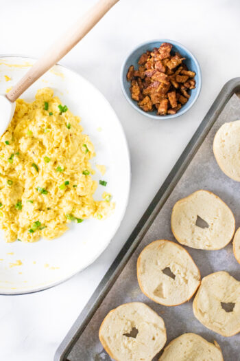These Vegan Breakfast Bagel Bites are a super fun weekend breakfast - mini bagels loaded with vegan eggs, tempeh bacon & all the toppings | ThisSavoryVegan.com #thissavoryvegan #veganbrunch #veganbreakfast