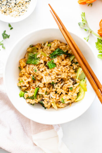 This Vegan Sesame Ginger Fried Rice is packed with flavor and bulked up with mushrooms and bok choy. A quick snack or side dish | ThisSavoryVegan.com #thissavoryvegan #friedrice #vegansides