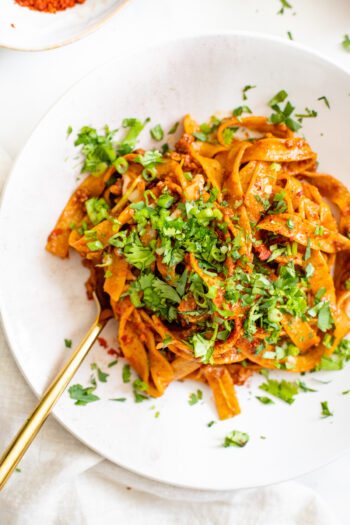 This Spicy Garlic & Ginger Pasta is where East meets West. Vegan beef crumbles are cooked with soy sauce, tomato paste, garlic & ginger | ThisSavoryVegan.com #thissavoryvegan #veganpasta #spicypasta