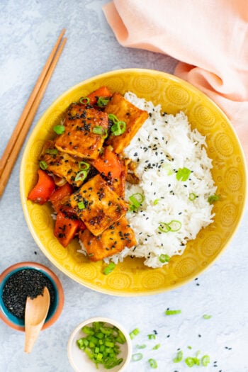 These Sweet & Spicy Tofu Bowls are made with a tangy mustard sauce, crispy tofu, bell peppers and rice. A quick vegan dinner | ThisSavoryVegan.com #thissavoryvegan #tofubowls #tofurecipes
