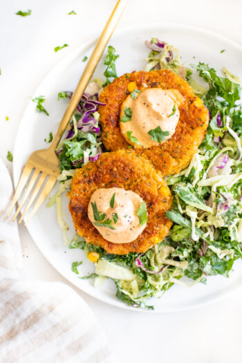 These Crispy Chickpea Corn Patties are served with a crunchy kale slaw & a vegan chipotle aioli. Freezer ready for quick lunches or dinners | ThisSavoryVegan.com #thissavoryvegan #cornfritters #veganlunchideas
