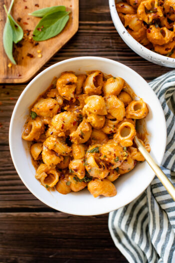 This Spicy Butternut Squash Pasta is smoky, spicy and 100% creamy. The vegan pasta you need to try out | ThisSavoryVegan.com #thissavoryvegan #veganpasta #veganfallrecipes