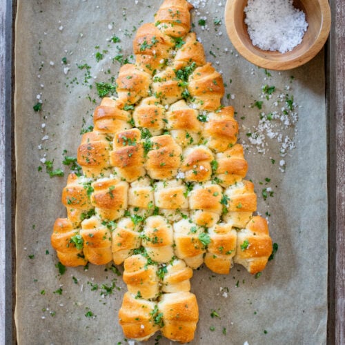 This Vegan Pull-Apart Christmas Tree is such a fun holiday appetizer! Crescent rolls are filled with vegan cream cheese & baked until golden | ThisSavoryVegan.com #thissavoryvegan #veganholidayappetizers #christmasappetizers