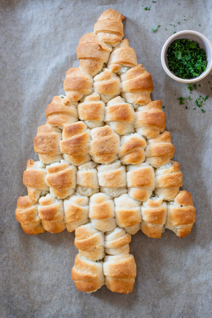This Vegan Pull-Apart Christmas Tree is such a fun holiday appetizer! Crescent rolls are filled with vegan cream cheese & baked until golden | ThisSavoryVegan.com #thissavoryvegan #veganholidayappetizers #christmasappetizers