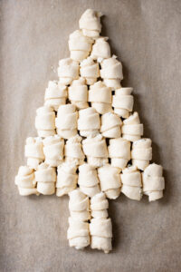 This Vegan Pull-Apart Christmas Tree is such a fun holiday appetizer! Crescent rolls are filled with vegan cream cheese & baked until golden | ThisSavoryVegan.com #thissavoryvegan #veganholidayappetizers #christmasappetizers