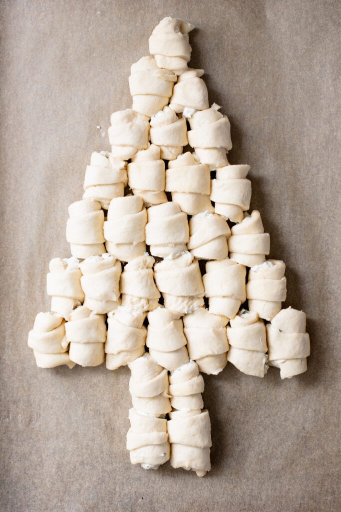 This Vegan Pull-Apart Christmas Tree is such a fun holiday appetizer! Crescent rolls are filled with vegan cream cheese & baked until golden | ThisSavoryVegan.com #thissavoryvegan #veganholidayappetizers #christmasappetizers