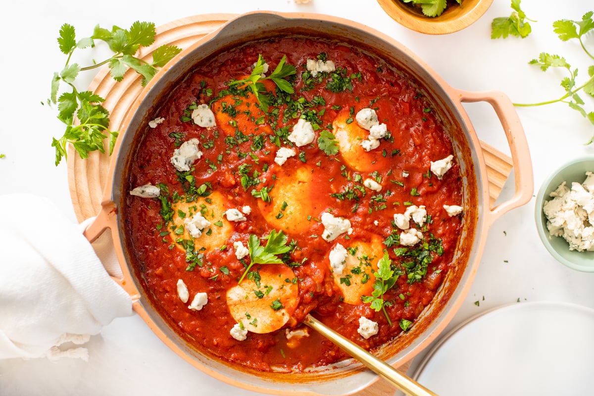 This Vegan Tofu Shakshuka is a traditional North African & Middle Eastern breakfast that we're vegan-izing with tofu in place of eggs | ThisSavoryVegan.com #thissavoryvegan #veganshakshuka #veganbreakfast