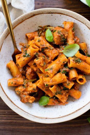 This Spicy Vegan Sausage Pasta is a simple dinner recipe that has the perfect kick. A tomato base, vegan Italian sausage, fresh kale and rigatoni | ThisSavoryVegan.com #thissavoryvegan #veganpasta #spicypasta