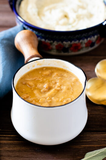 This Vegan Sausage Gravy is super simple, incredibly tasty and a total crowd pleaser! You need to add this to your holiday menu | ThisSavoryVegan.com #thissavoryvegan #vegangravy #gravyrecipe