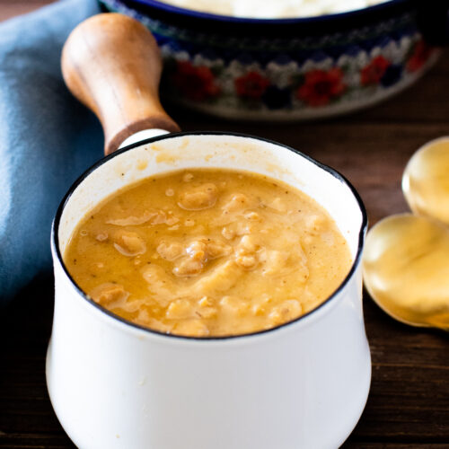 This Vegan Sausage Gravy is super simple, incredibly tasty and a total crowd pleaser! You need to add this to your holiday menu | ThisSavoryVegan.com #thissavoryvegan #vegangravy #gravyrecipe