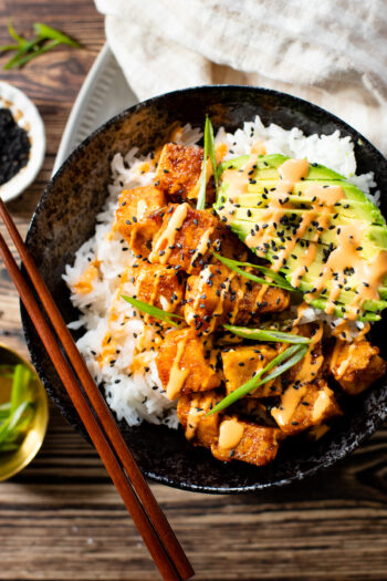 These Maple Sriracha Tofu Bowls have the perfect amount of sweetness & spice. Served over rice with spicy mayo & sesame seeds | ThisSavoryVegan.com #thissavoryvegan #tofubowls #vegandinnerideas