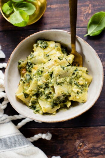 This vegan Feta Spinach Mac & Cheese is creamy, comforting a delicious. Made with vegan feta & pesto and topped with breadcrumbs | ThisSavoryVegan.com #thissavoryvegan #veganpasta #veganmacandcheese