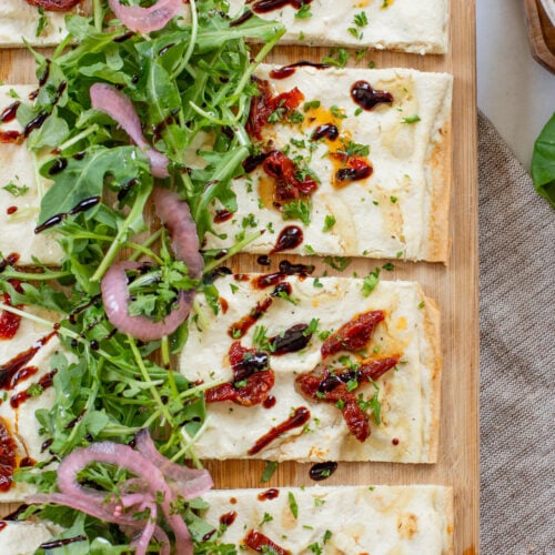 This Lemon Ricotta Lavash Pizza is the perfect vegan appetizer, lunch or light dinner! A super thin lavash crust, tofu ricotta and lots of toppings | ThisSavoryVegan.com #thissavoryvegan #veganpizza #veganappetizers
