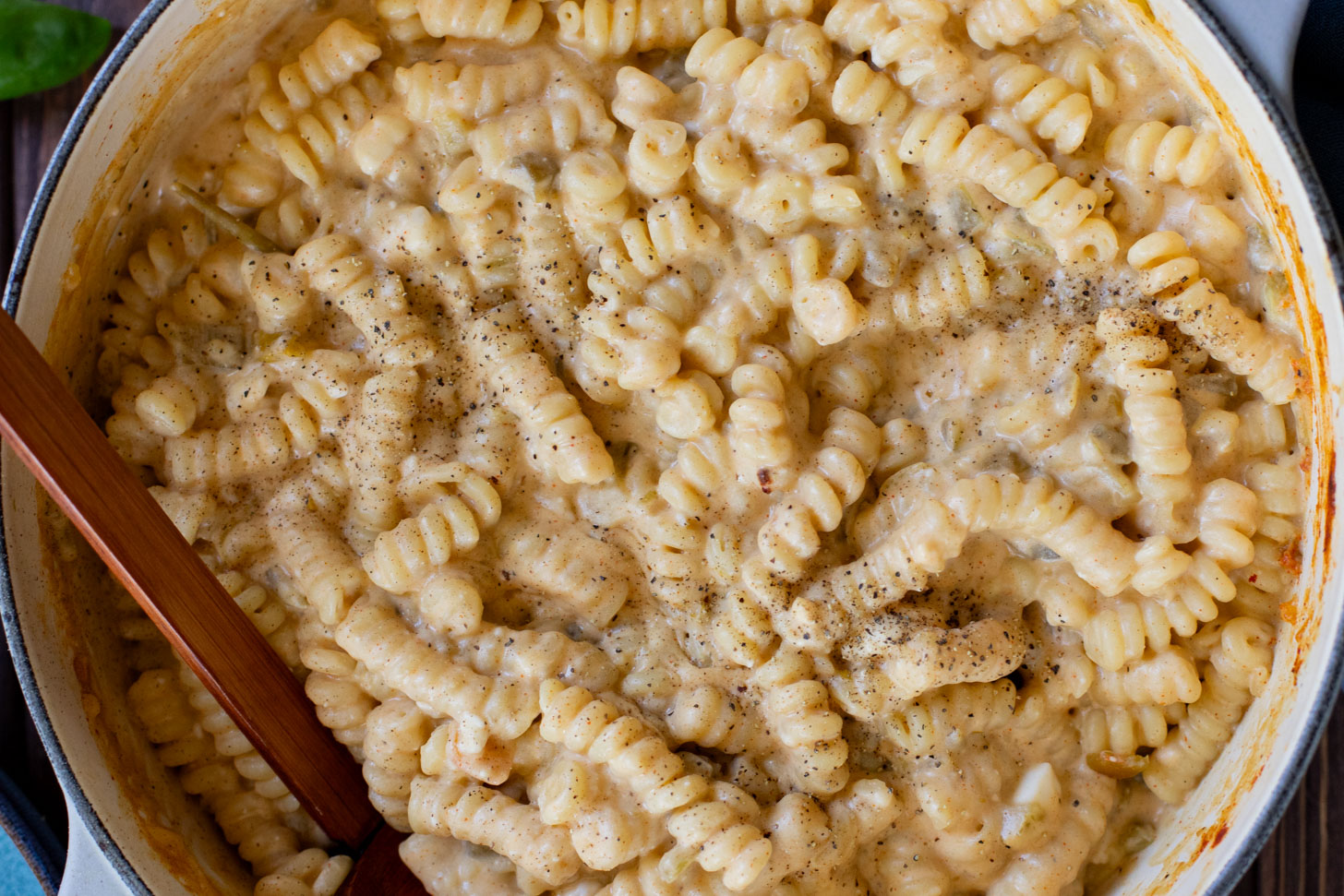 This Stovetop Vegan Mac & Cheese is made with 3 kinds of non-dairy cheese, green chiles and dry seasonings. The perfect one-pot recipe | ThisSavoryVegan.com #veganmacandcheese #onnepotrecipes #veganpasta