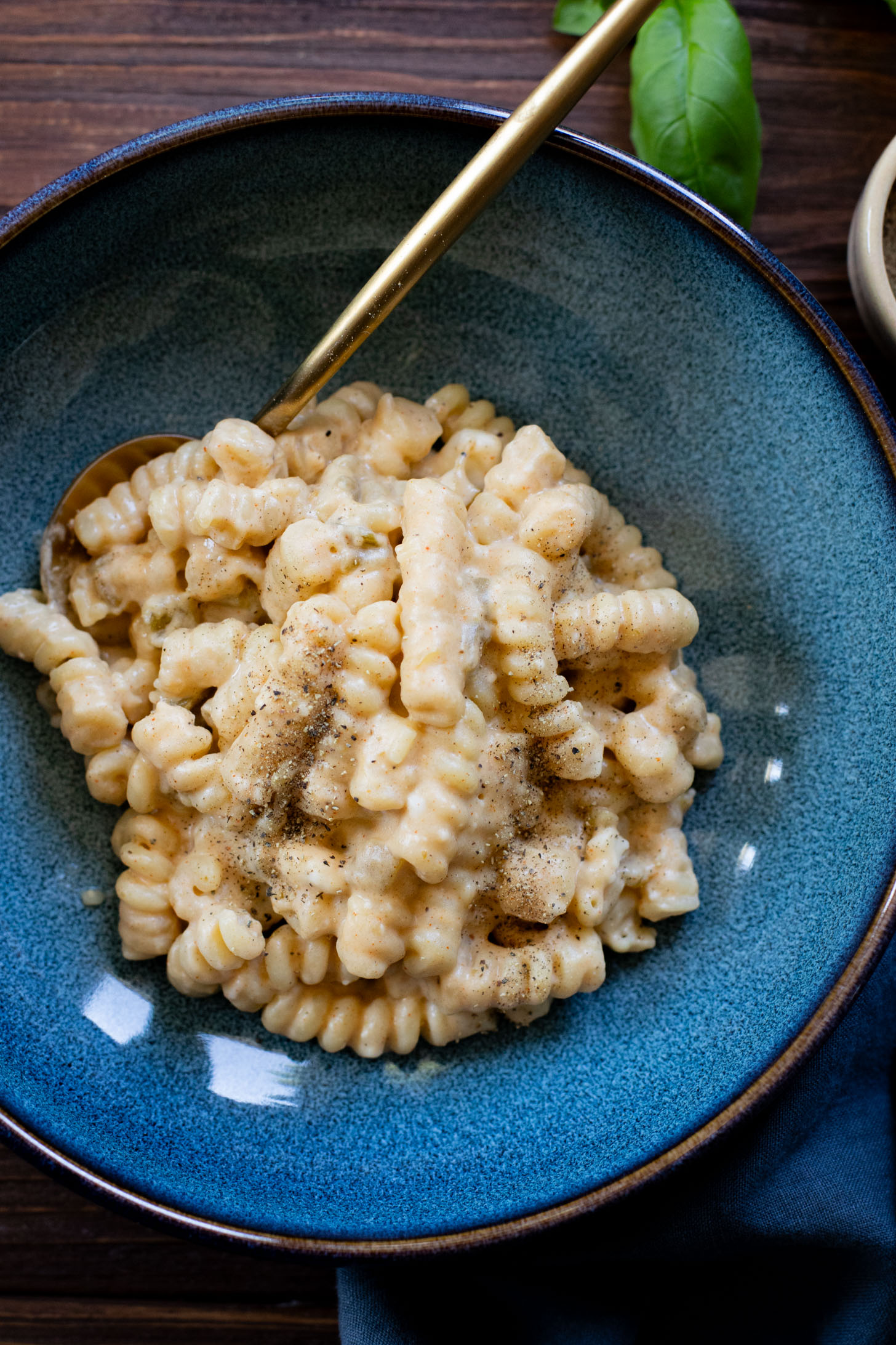 This Stovetop Vegan Mac & Cheese is made with 3 kinds of non-dairy cheese, green chiles and dry seasonings. The perfect one-pot recipe | ThisSavoryVegan.com #veganmacandcheese #onnepotrecipes #veganpasta