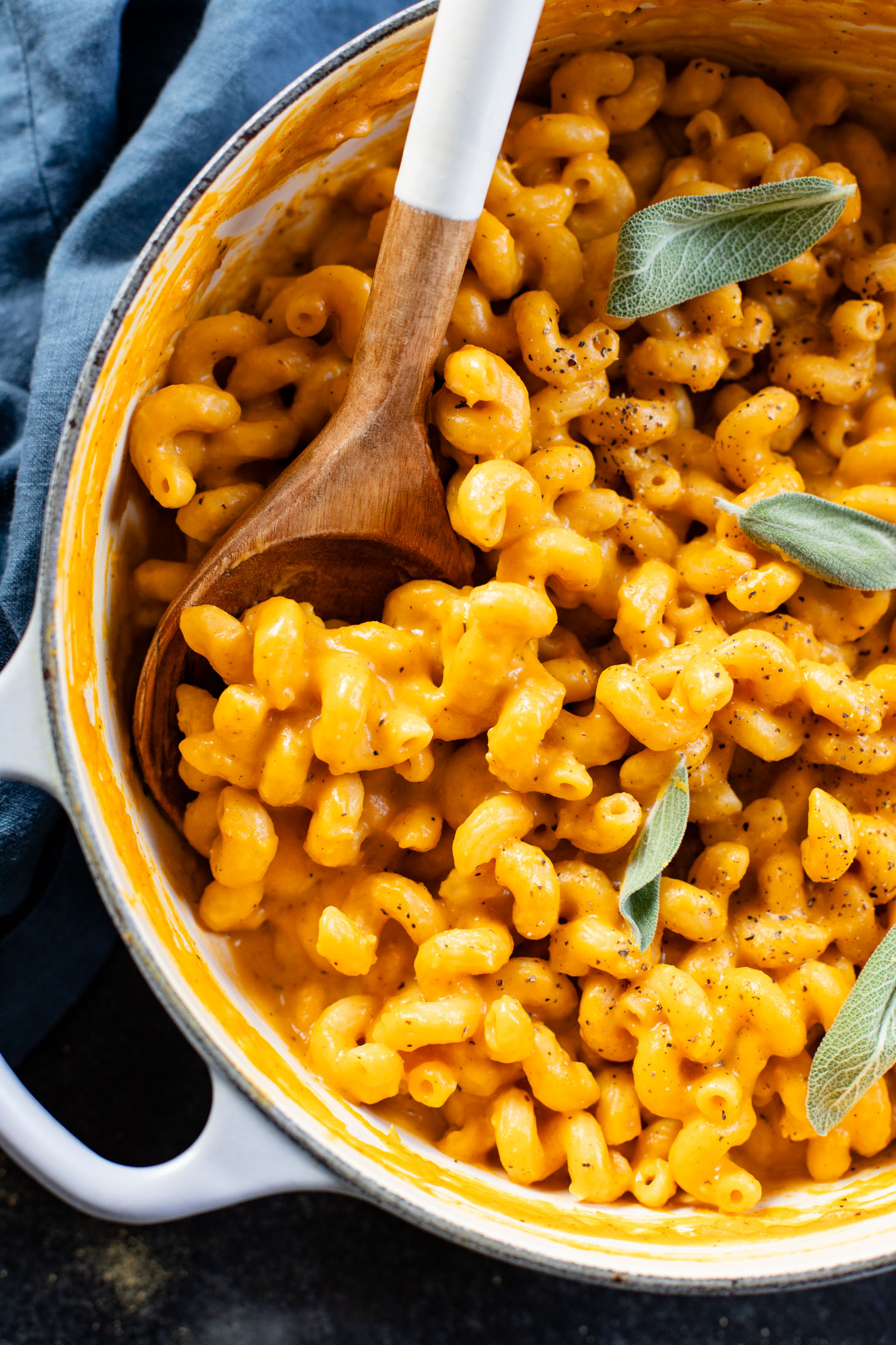This vegan Butternut Squash Mac & Cheese is creamy, delicious and full of fall flavors. This is the perfect vegan holiday side dish | ThisSavoryVegan.com #thissavoryvegan #veganthanksgiving #veganmacandcheese