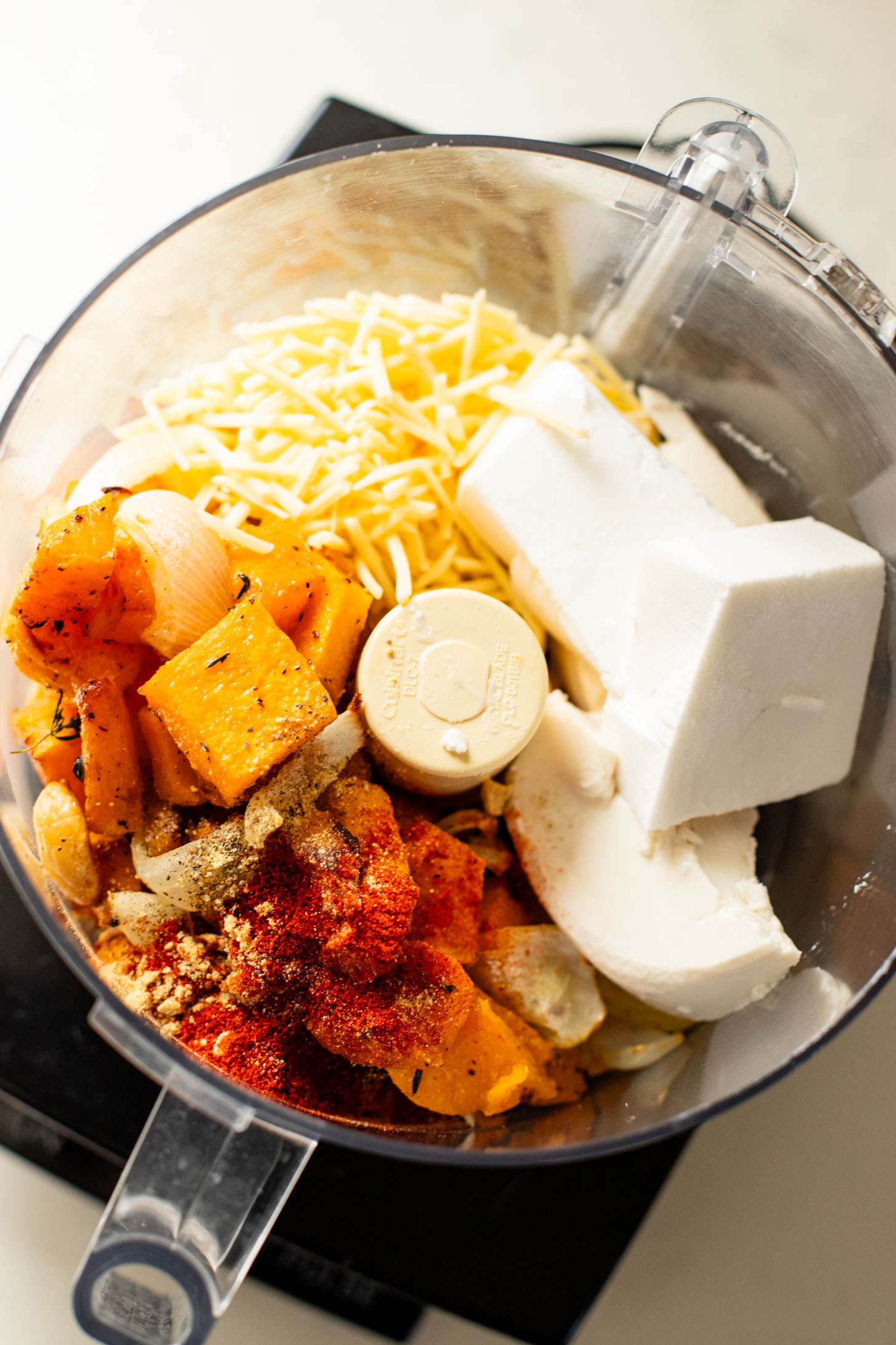 This vegan Butternut Squash Mac & Cheese is creamy, delicious and full of fall flavors. This is the perfect vegan holiday side dish | ThisSavoryVegan.com #thissavoryvegan #veganthanksgiving #veganmacandcheese