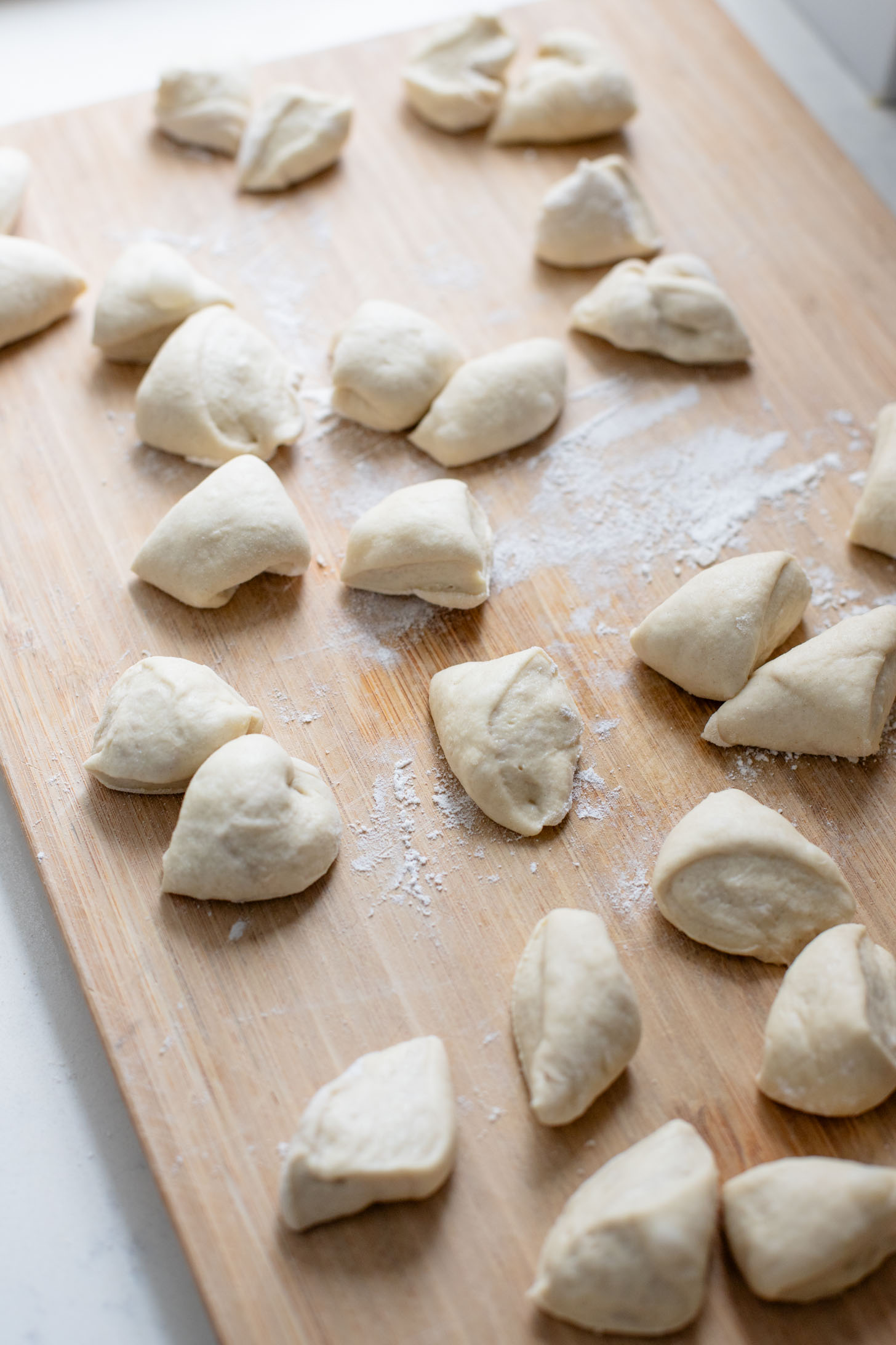 This Cheesy Pull-Apart Christmas Tree is pizza dough balls that are stuffed with a vegan jalapeño popper mixture. Perfect holiday appetizer | ThisSavoryVegan.com #thissavoryvegan #christmasappetizers #christmasrecipes