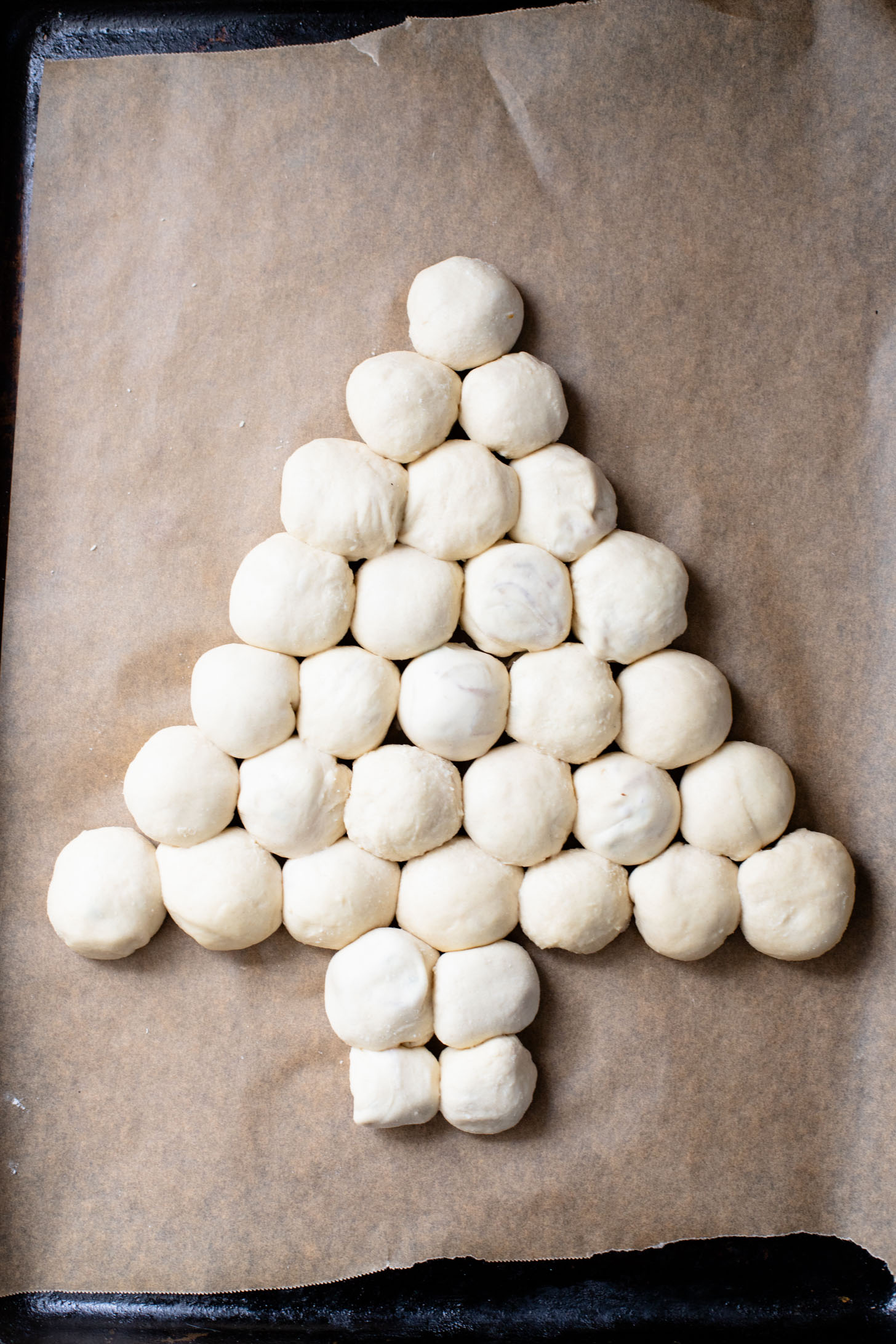 This Cheesy Pull-Apart Christmas Tree is pizza dough balls that are stuffed with a vegan jalapeño popper mixture. Perfect holiday appetizer | ThisSavoryVegan.com #thissavoryvegan #christmasappetizers #christmasrecipes