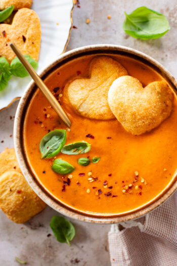 This Smoky Tomato Soup with Heart-Shaped Croutons is the perfect vegan Valentine's day recipe! Cozy, comforting and heart-warming food | ThisSavoryVegan.com #thissavoryvegan #heartshapedrecipes #valentinesdayrecipes