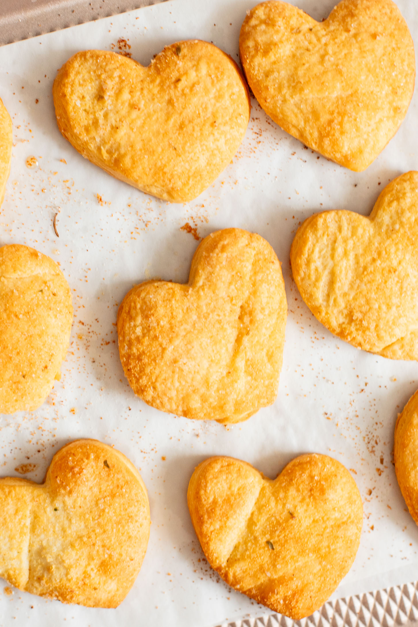 This Smoky Tomato Soup with Heart-Shaped Croutons is the perfect vegan Valentine's day recipe! Cozy, comforting and heart-warming food | ThisSavoryVegan.com #thissavoryvegan #heartshapedrecipes #valentinesdayrecipes