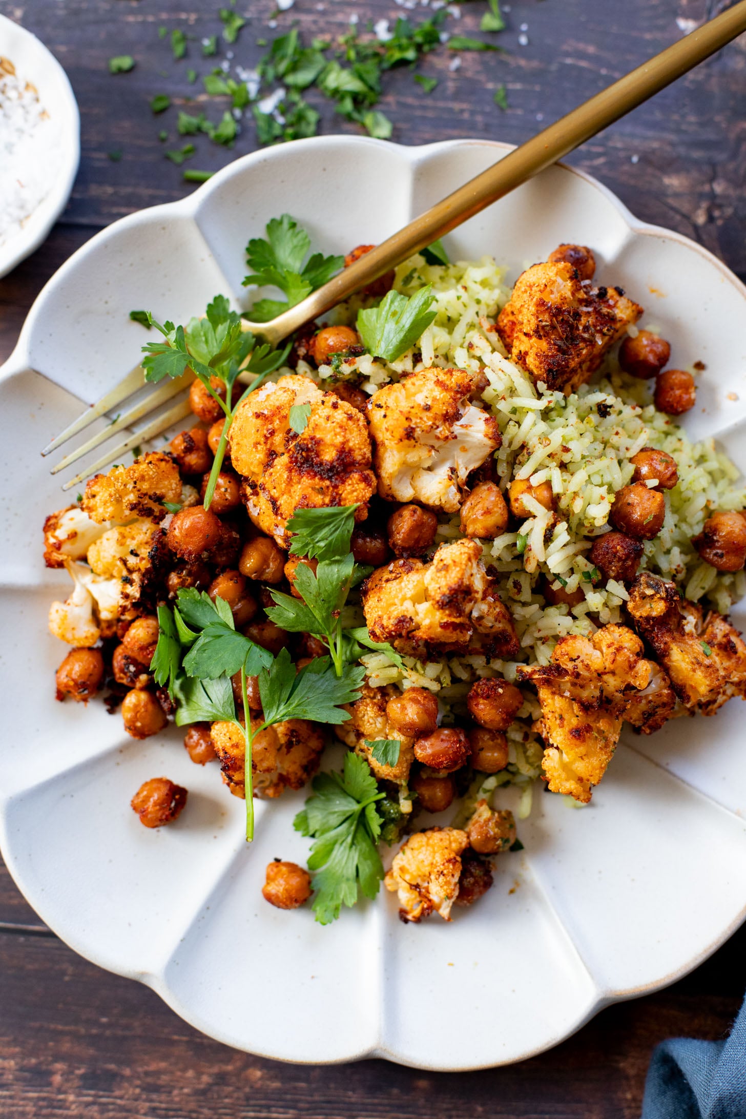 This Roasted Cauliflower with Chimichurri Rice is a flavor packed meal! Cauliflower & chickpeas seasoned and roasted until crispy over herby rice | ThisSavoryVegan.com #chimichurrirecipe #roastedcauliflower #veggiedinner