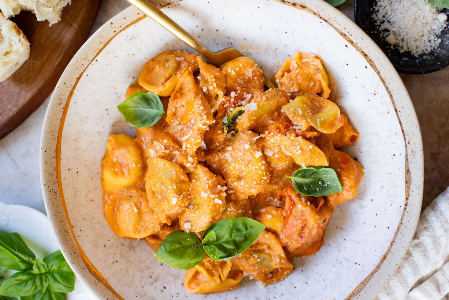 This Roasted Tomato Ricotta Tortellini is made with pre-made vegan tortellini and a simple & creamy tomato sauce! Perfect for date night | ThisSavoryVegan.com #thissavoryvegan #vegantortellini #valentinesdayrecipes