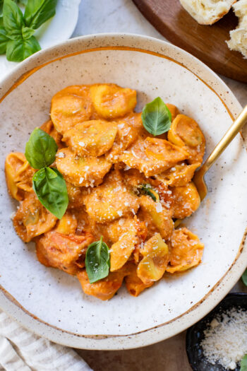 This Roasted Tomato Ricotta Tortellini is made with pre-made vegan tortellini and a simple & creamy tomato sauce! Perfect for date night | ThisSavoryVegan.com #thissavoryvegan #vegantortellini #valentinesdayrecipes