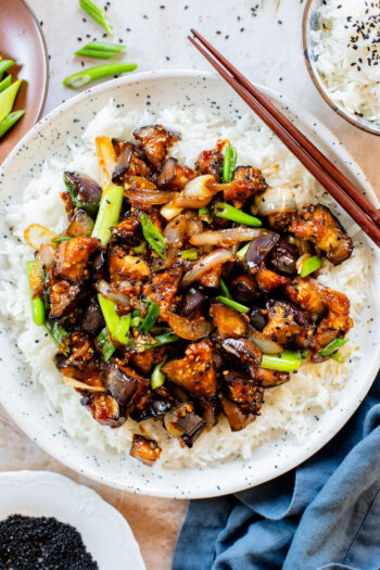 This Simple Soyaki Eggplant is made with minimal ingredients, but packs tons of flavor! Serve with rice for a quick weeknight dinner | ThisSavoryVegan.com #thissavoryvegan #eggplantrecipes #betterthantakeout