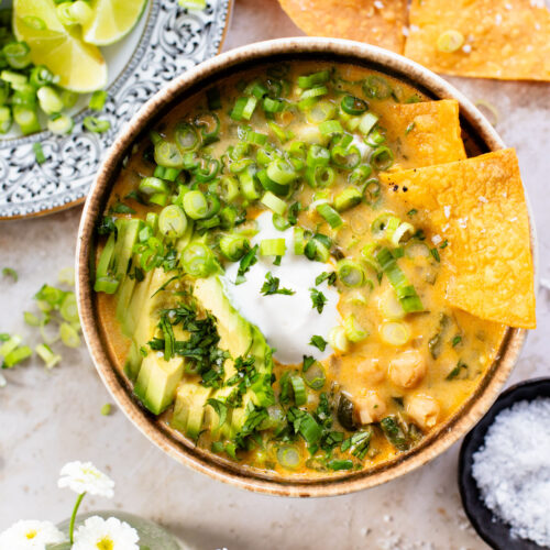 This simple, one-pot White Chickpea Chili is creamy & delicious. The perfect bowl of coziness to serve up on a cold day - don't forget the tortillas chips | ThisSavoryVegan.com #thissavoryvegan #veganchili #chickpearecipes