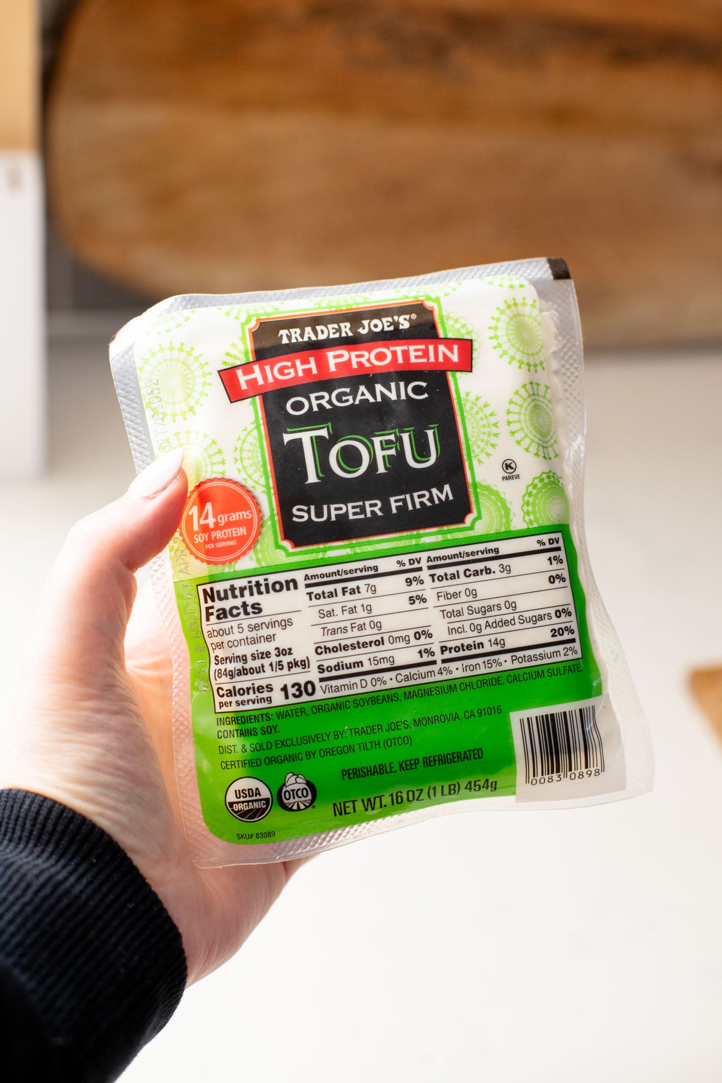 These Shredded Tofu Burrito Bowls are high in protein and veggie-packed! Crispy shredded tofu, black beans, veggies & salsa verde yogurt sauce | ThisSavoryVegan.com