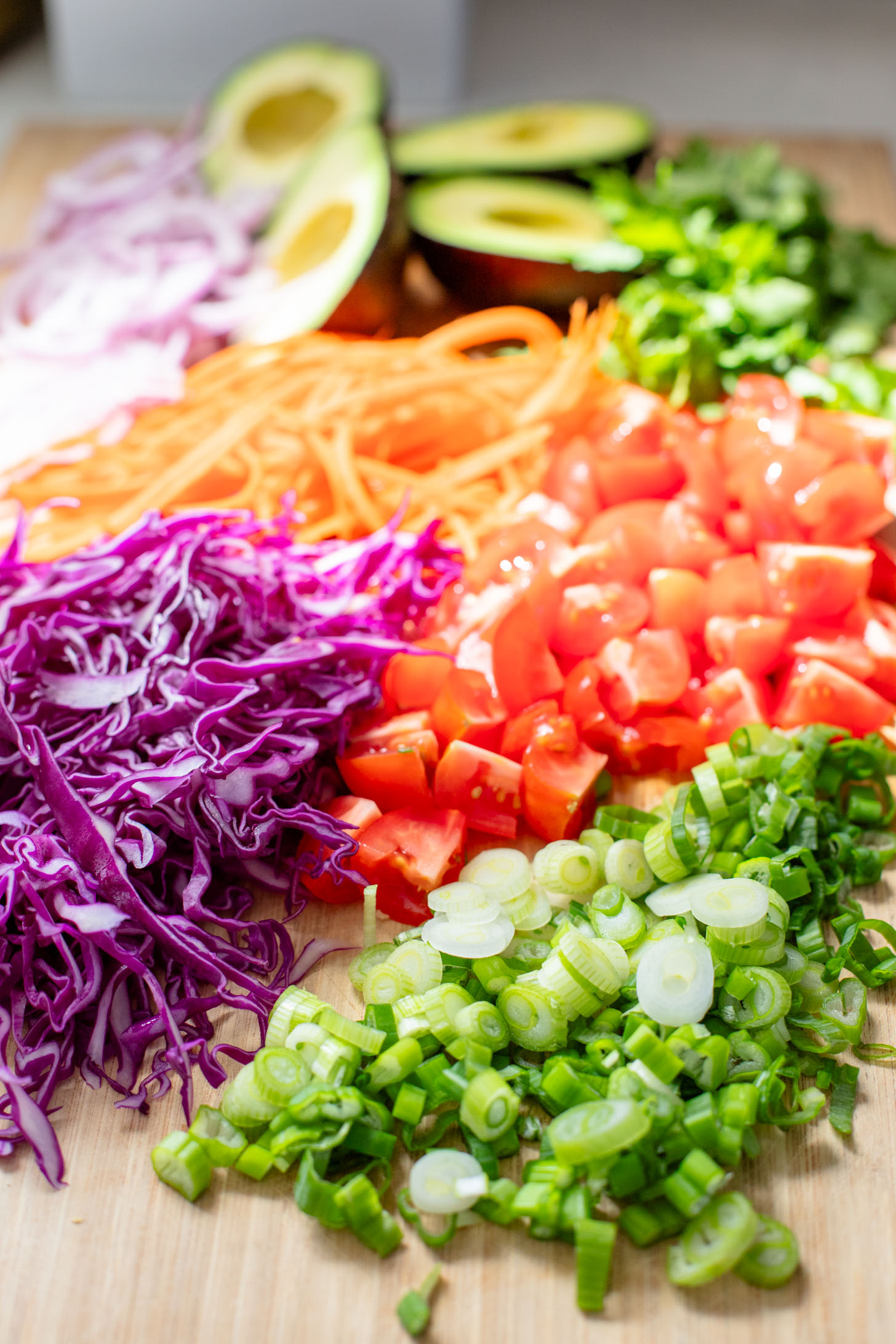 Loaded with crispy buffalo tempeh, vegan ranch and all the crunchy veggies, this Buffalo Tempeh Salad is a healthy, simple and delicious vegan salad | ThisSavoryVegan.com