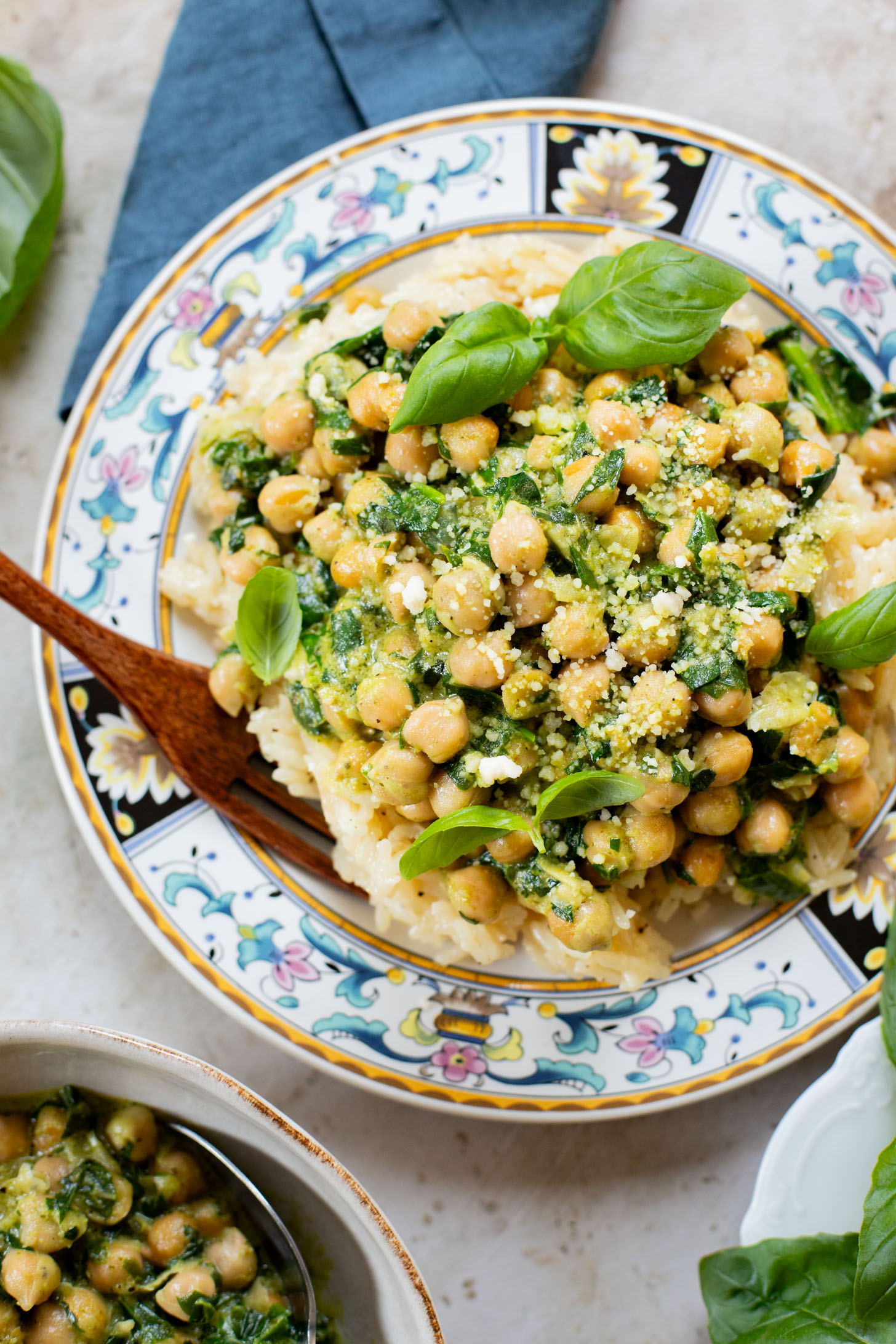 These Creamy Spinach & Pesto Chickpeas are served with lemon parmesan rice. A delicious vegan dinner that takes less than an hour | ThisSavoryVegan.com