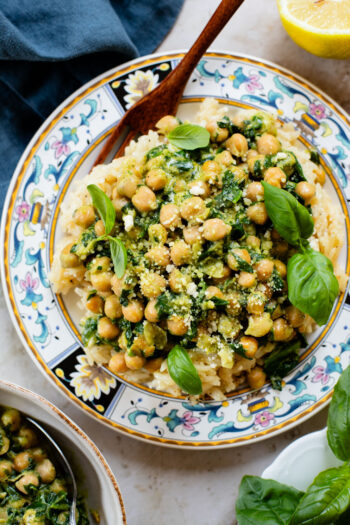 These Creamy Spinach & Pesto Chickpeas are served with lemon parmesan rice. A delicious vegan dinner that takes less than an hour | ThisSavoryVegan.com